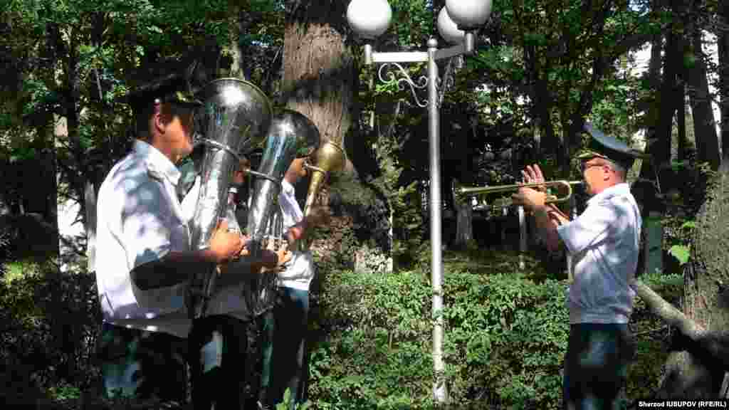 Kyrgyzstan - The victims of the 2010 inter-ethnic clashes were commemorated in Osh.