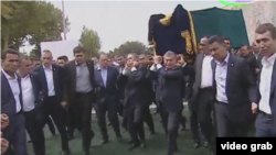 Shavkat Mirziyoyev Islom Karimovning tobutini ko‘tarib bormoqda. Samarqand, 3-sentabr, 2016-yil