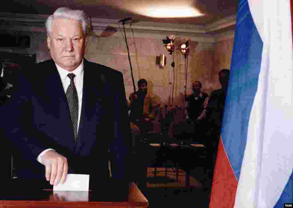 Russia – 1996 presidential elections – President Boris Yeltsin casts his ballot, village of Barvikha near Moscow, 03Jul1996. Source: ITAR-TASS.