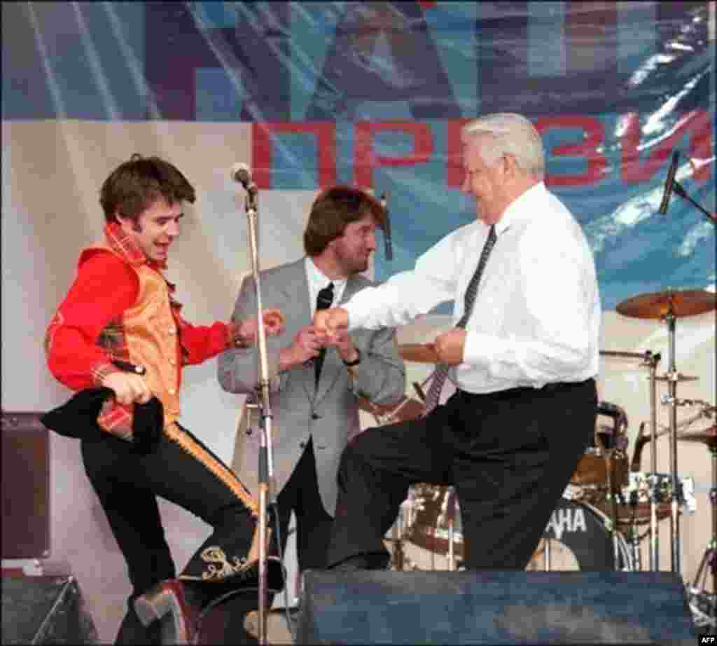 Russia – 1996 presidential election – President Boris Yeltsin (R) dancing during an election rally, Rostov, 10Jun1996. Source: AFP.