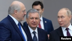 Aleksandr Lukashenko, Shavkat Mirziyoyev va Vladimir Putin. 2022-yilda olingan surat. Ostona, Qozog‘iston.